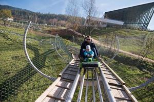 padre e figlio gode guida su alpino sottobicchiere foto