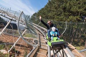 padre e figlio gode guida su alpino sottobicchiere foto