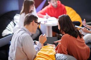 studenti utilizzando moderno tecnologia per scuola progetto foto