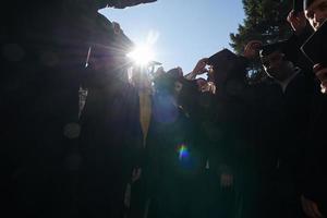 gruppo di diverso internazionale laurea studenti festeggiare foto