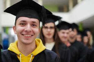 gruppo di diverso internazionale laurea studenti festeggiare foto