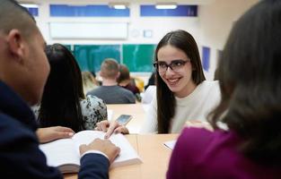 ragazza seduta nel un anfiteatro e parlando per sua colleghi foto