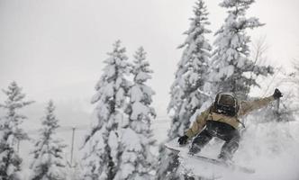 sciatore su montagna foto