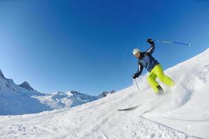 sciare sulla neve fresca nella stagione invernale in una bella giornata di sole foto