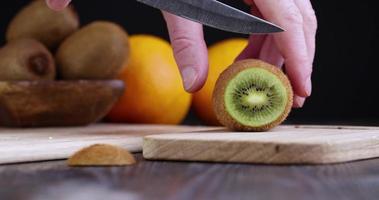 taglio Kiwi frutta su il cucina tavolo foto