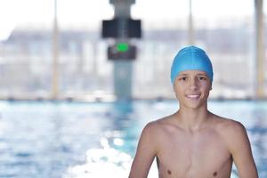 contento bambino su nuoto piscina foto