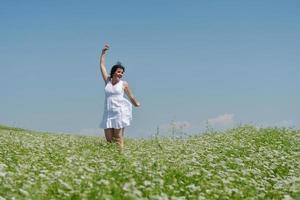 giovane donna felice in campo verde foto