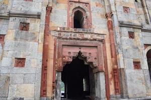 architettura mughal all'interno dei giardini di lodhi, delhi, india, si dice che la moschea del venerdì per la preghiera del venerdì, la moschea a tre cupole nel giardino di lodhi, sia la moschea del venerdì per la preghiera del venerdì, tomba del giardino di lodhi foto