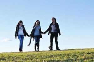 gruppo di adolescenti avere divertimento all'aperto foto