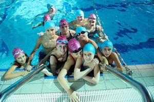 contento bambini a nuoto piscina foto