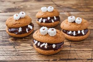 biscotti con cioccolato incolla nel il modulo di mostri per Halloween foto