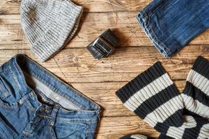 jeans Abiti e Accessori su Marrone legna sfondo foto