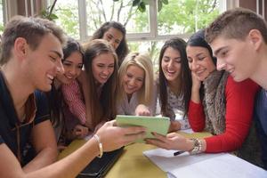 adolescenti gruppo nel scuola foto