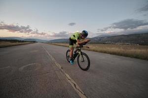 atleta di triathlon in sella a una bicicletta foto