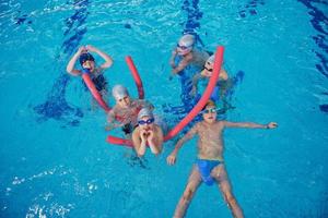 gruppo di bambini felici in piscina foto