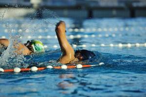 nuotatore nel piscina foto