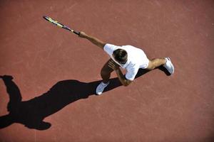 il giovane gioca a tennis foto