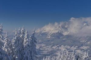 paesaggio invernale di montagna foto