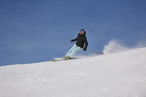 donna sciare su fresco neve a inverno stagione foto