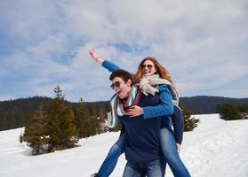 contento giovane coppia avendo divertimento su fresco mostrare su inverno vacanza foto