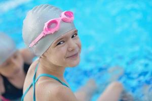 ritratto di bambino sulla piscina foto