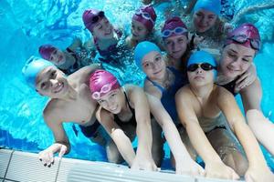 gruppo di bambini felici in piscina foto