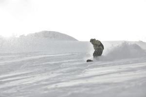 sciatore su montagna foto