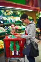 madre con bambino nel shopping foto