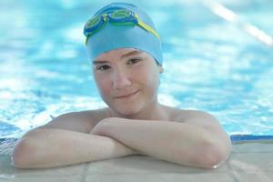 contento bambino su nuoto piscina foto