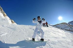 sciare sulla neve fresca nella stagione invernale in una bella giornata di sole foto