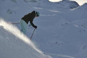 donna sciare su fresco neve a inverno stagione foto