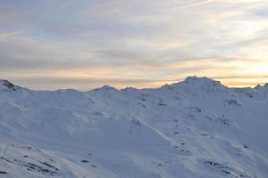 tramonto di neve in montagna foto