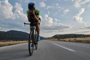 bici da corsa per atleta di triathlon foto