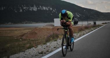 bici da corsa per atleta di triathlon foto