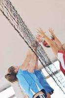 ragazze che giocano a pallavolo indoor foto