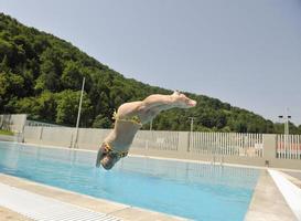 bellissimo donna rilassare su nuoto piscina foto