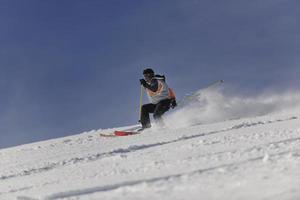 sciatore su montagna foto