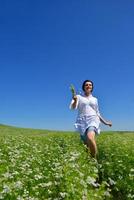 giovane donna felice in campo verde foto