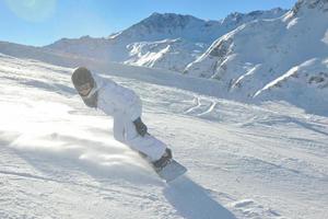 sciare sulla neve fresca nella stagione invernale in una bella giornata di sole foto