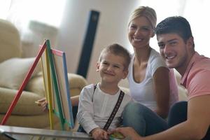 famiglia disegno su scuola tavola a casa foto