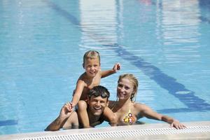 contento giovane famiglia avere divertimento su nuoto piscina foto