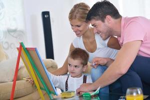 famiglia disegno su scuola tavola a casa foto