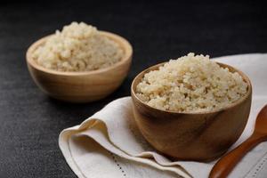 salutare quinoa nel il di legno ciotola, salutare cibo abitudini e concetto di equilibrato dieta foto