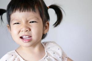 ritratto di asiatico bambino o un' poco carino asiatico ragazza nel il bianca sfondo foto