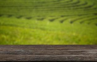 vuoto di legno tavolo con Visualizza di montagna o di legno scrivania con piantagione natura con bokeh sfondo, copia spazio per il tuo testo foto