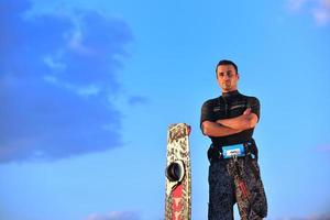 ritratto di un' giovane kitesurf uomo a spiaggia su tramonto foto