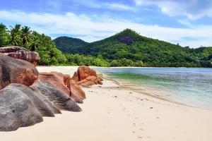 soleggiato giorno spiaggia Visualizza su il Paradiso isole Seychelles foto