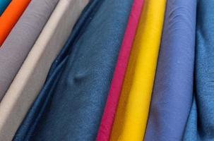 vista ravvicinata dettagliata su campioni di stoffa e tessuti in diversi colori trovati in un mercato di tessuti foto