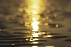 bellissimo spiaggia e tramonto sfocato sfondo foto