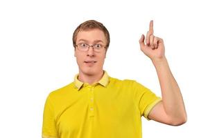 divertente giovane tipo nel correttiva bicchieri e giallo maglietta con eureka gesto, uomo avuto idea isolato foto